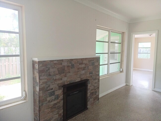 Building Photo - 322 Vanderbilt Dr