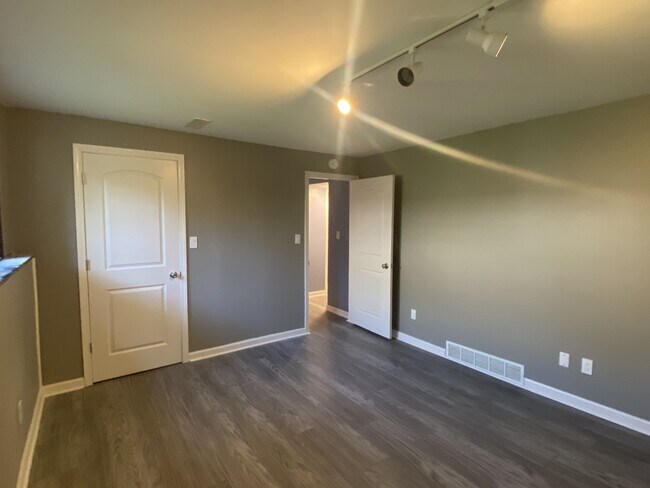 Building Photo - 2609 Lillian Rd