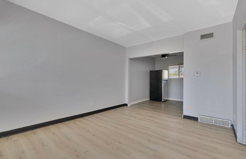 Building Photo - 474 1/2 E Norwich Ave