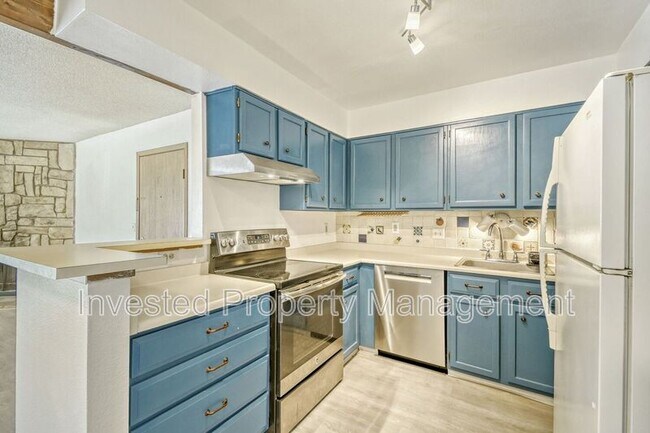 Building Photo - 370 Zang St