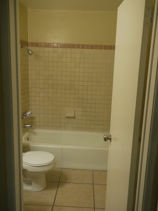 Building Photo - Fully Remodeled 4-Bedroom Home for Rent – Move-In Ready