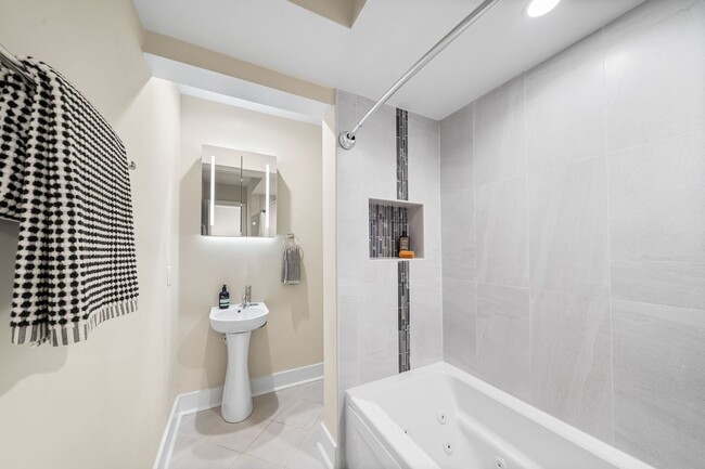 Building Photo - Stylish 2BR/2BA Bi-Level Condo with Private Roof Deck and Covered Parking!