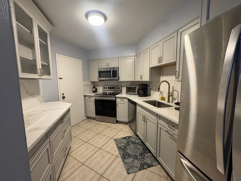 Building Photo - 3725 S Ocean Dr