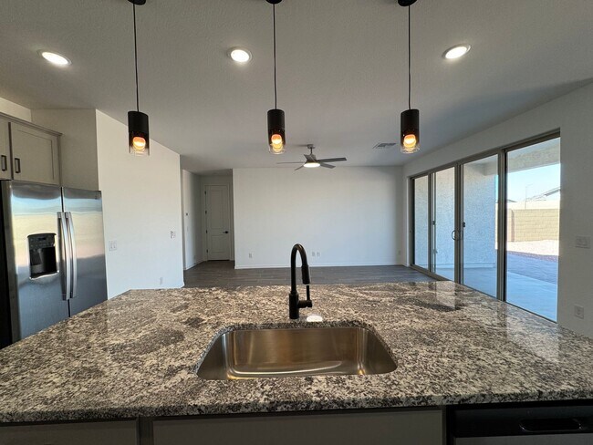 Building Photo - 7606 W Smoketree Dr