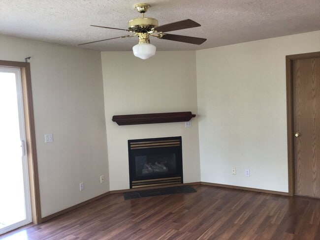 Building Photo - Silverton Duplex #13146