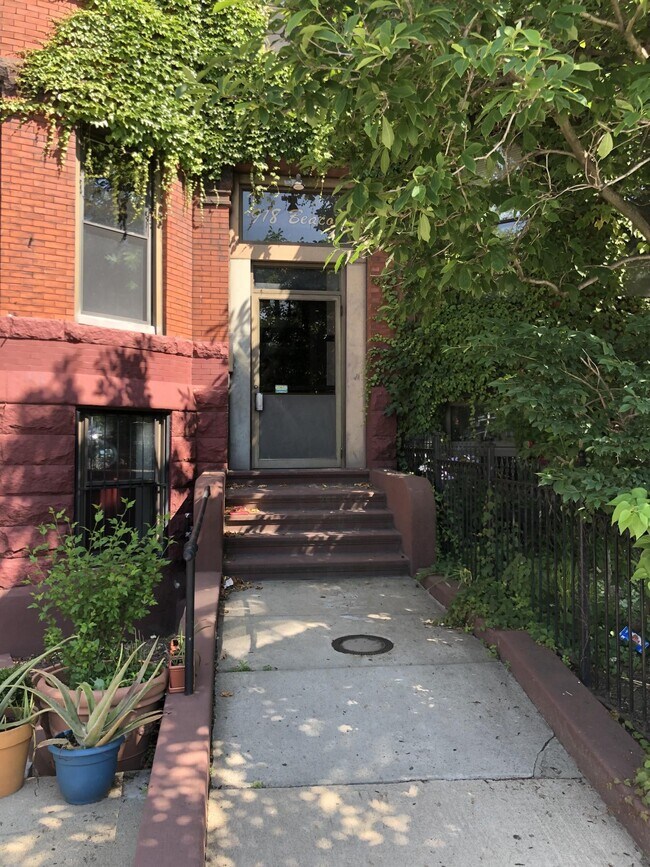 Building Photo - 918 Beacon St