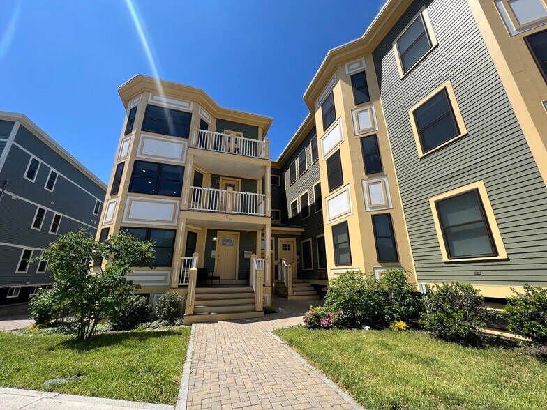 Building Photo - 118 Holland St