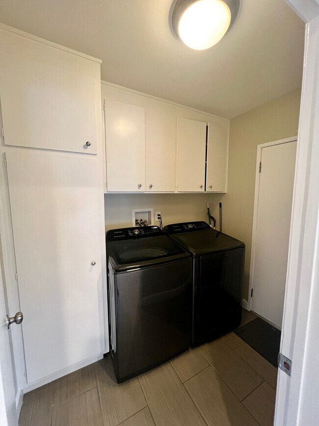 Building Photo - 5811 Agnes Ave