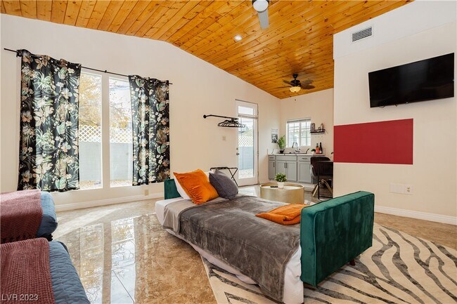 Building Photo - 2205 Santa Paula Dr