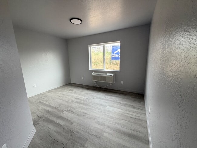 Building Photo - Division St