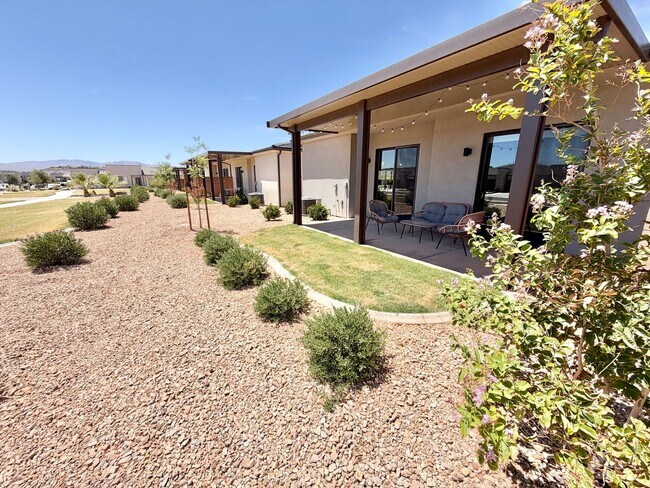 Building Photo - 2932 E Snowberry Dr