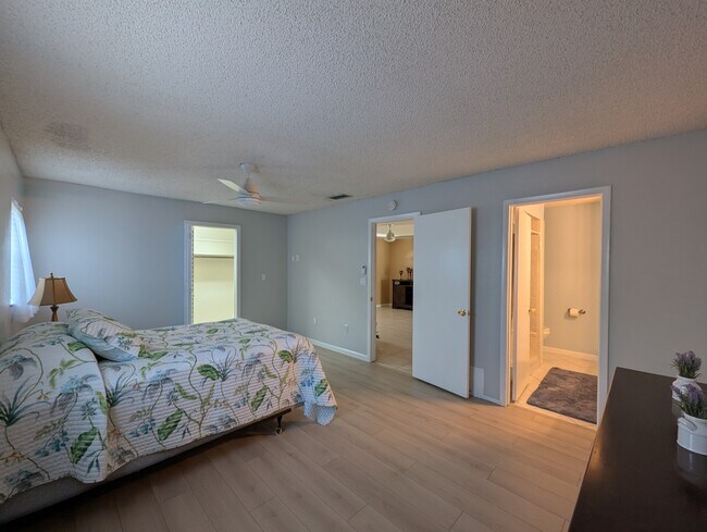 Building Photo - 4418 Parrot Ave