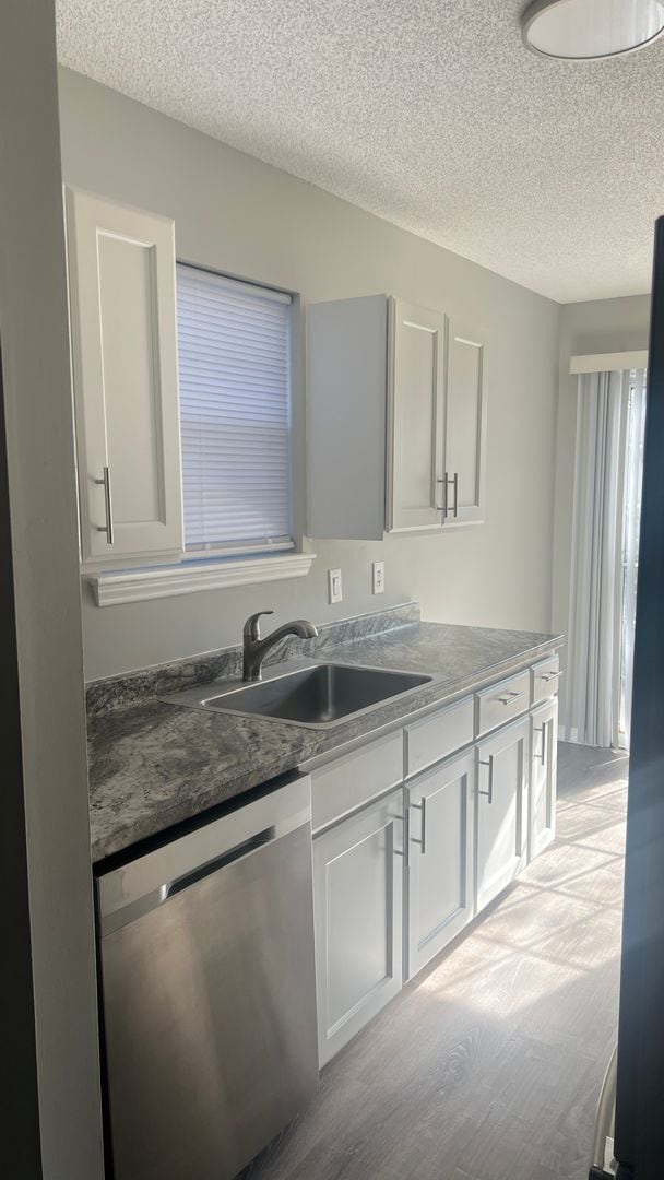 Building Photo - Sleek and Stylish 3 Bedroom, 2 full bath cottage home in Mid-town! Only $1750/mo.!!