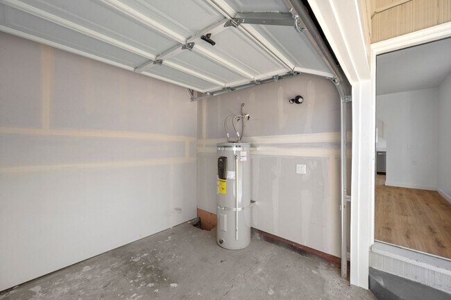 Building Photo - 404-406 SW Elmwood Ave