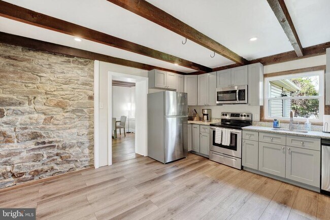 Building Photo - 211 Gale Ln