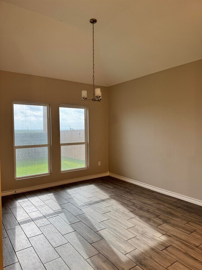 Building Photo - 813 Pausa Dr
