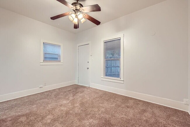 Building Photo - 537 E Platte Ave