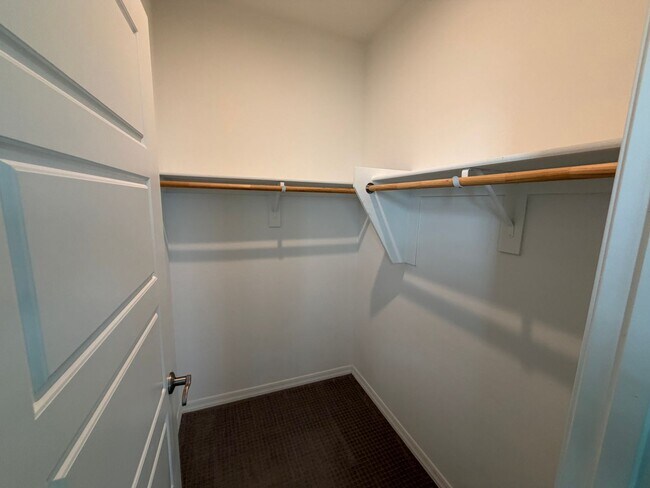 Building Photo - 1322 E Gemini Pl