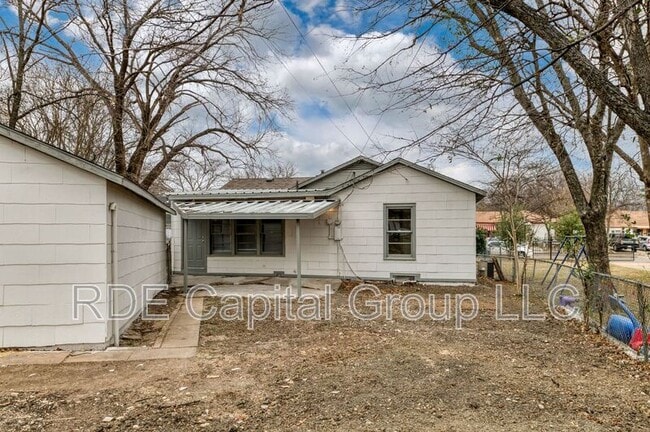 Building Photo - 1209 W Boyce Ave
