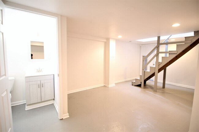 Building Photo - Townhouse Two Blocks to Braddock Rd Metro Station