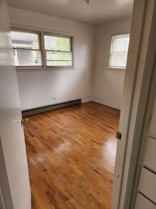 Building Photo - Near Franklin Park 2 br 1ba, stacked washe...