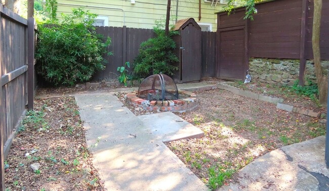 Building Photo - Utilities Included! 1 Bedroom Apartment, D...