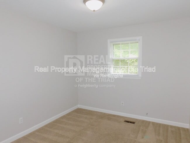 Building Photo - 284 Longmeadow Dr