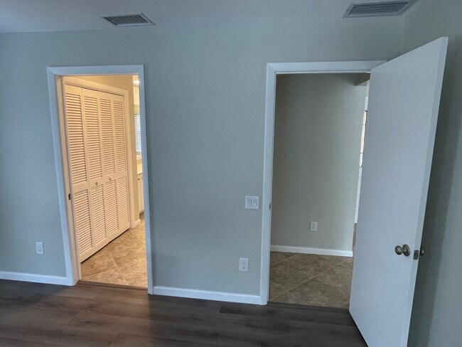 Building Photo - 242 Snyder Dr
