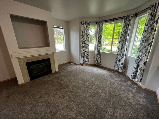 Building Photo - DuPont, end unit, 3 bedroom, 2.5 bath Townhome