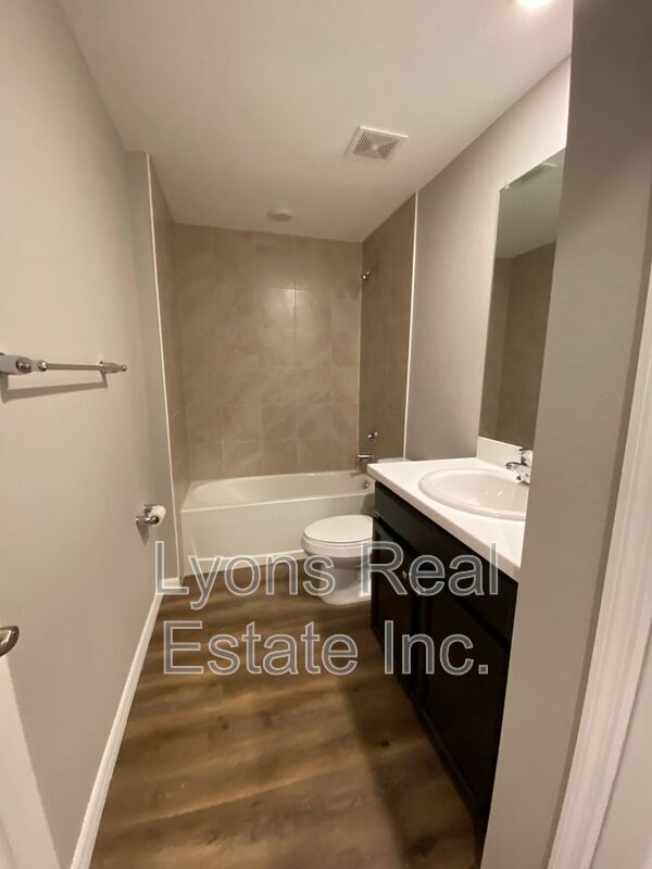 Building Photo - 2343 Briarwood St