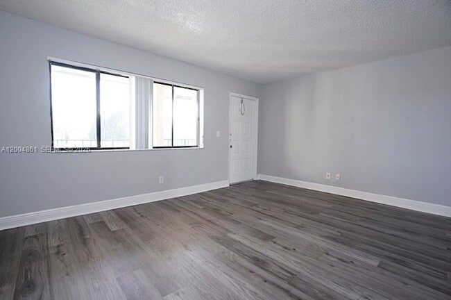 Building Photo - 1727 Meadows Cir W