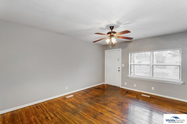 Building Photo - Fully Updated 2 Bed 1 Bath - Pet Friendly!
