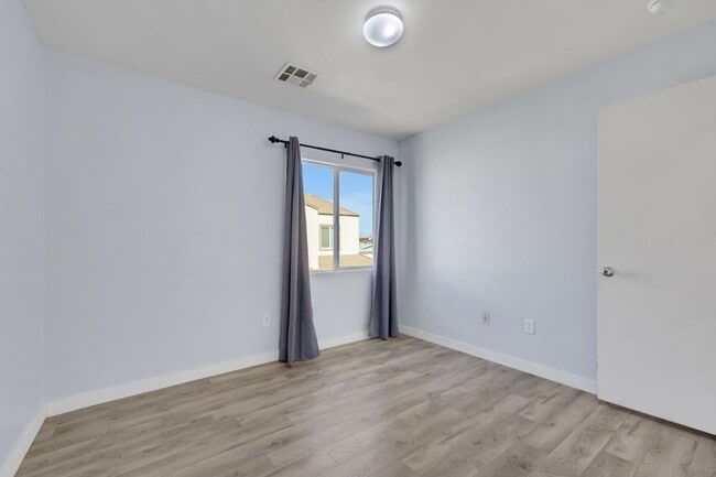 Building Photo - Updated Two-Story 3 bed/2.5 bath Home with Open Kitchen, Attached 1 Car Garage & Modern Flooring ...