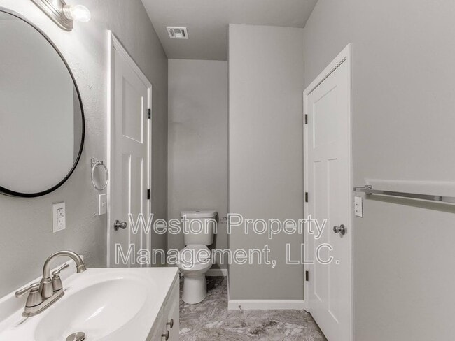 Building Photo - 721 N Louisa Ave