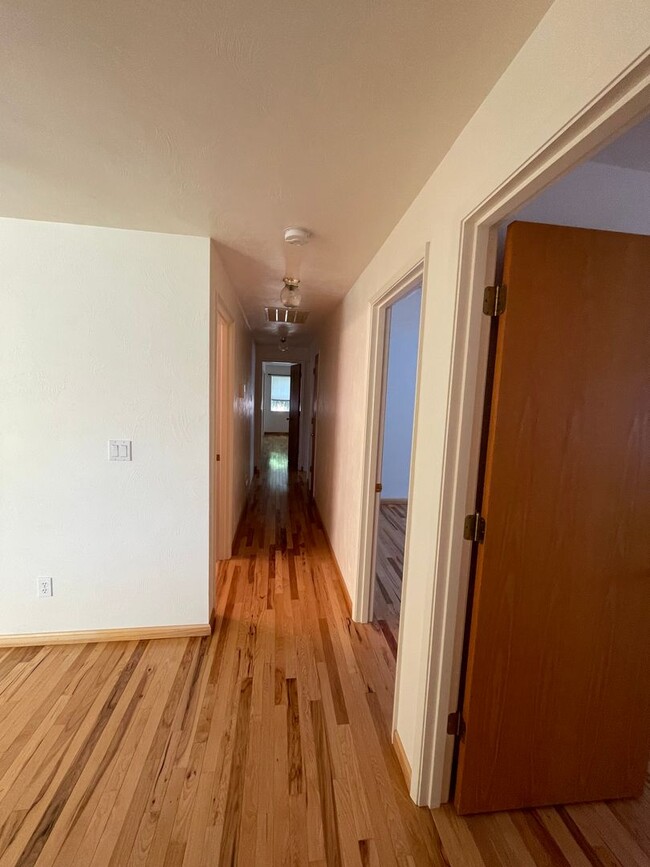 Building Photo - Large 4 Bed/ 2 Full Bath Home in the Gilha...