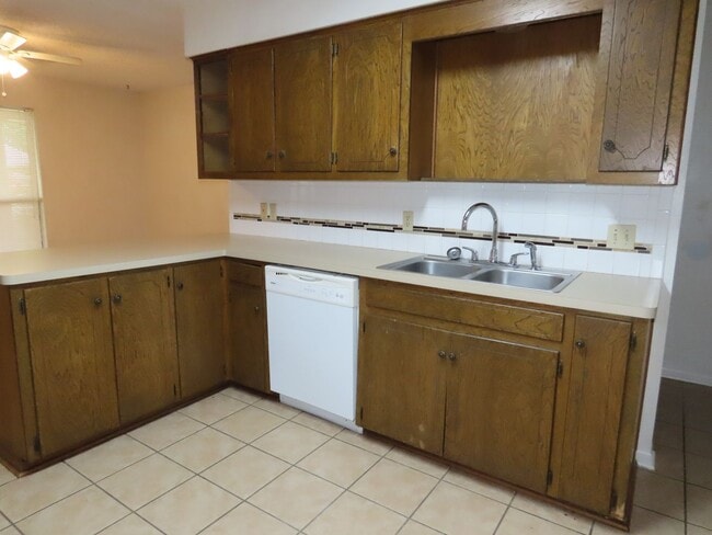 Building Photo - Whitehouse ISD! Spacious 3 Bedroom, 2 Bath...