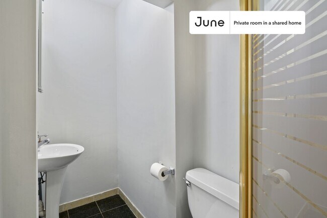 Building Photo - Private bedroom in 4 bed/2 bath Home
