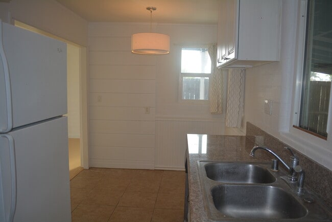 Building Photo - 15703 Palo Alto Ave