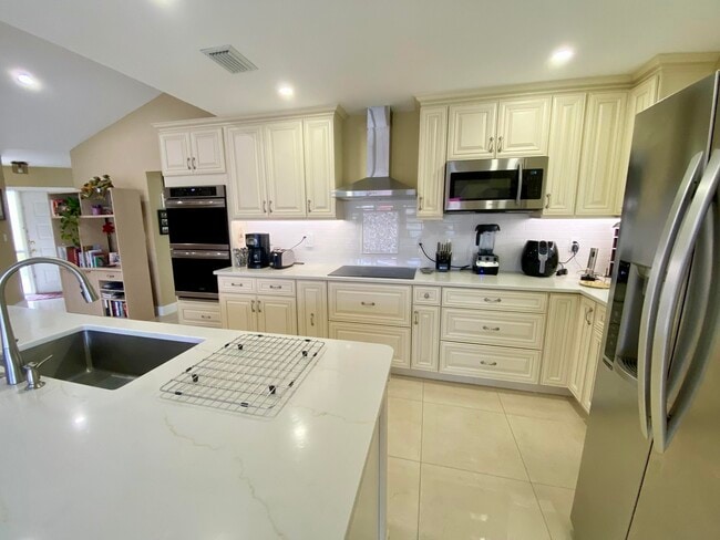 Building Photo - 1127 E Seminole Ave