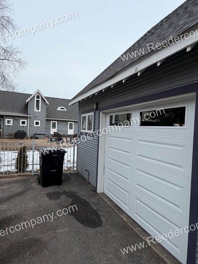 Building Photo - Beautifully updated 3 bed 2 bath house in Miller Beach.