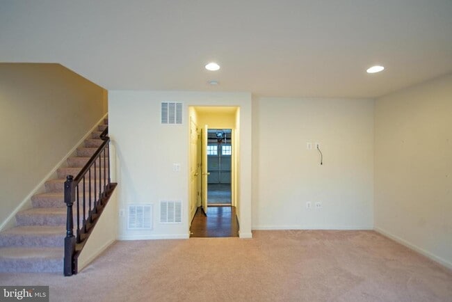 Building Photo - 8024 Cayzer Ln