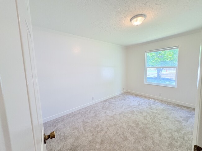 Building Photo - 1616 S 400 W St