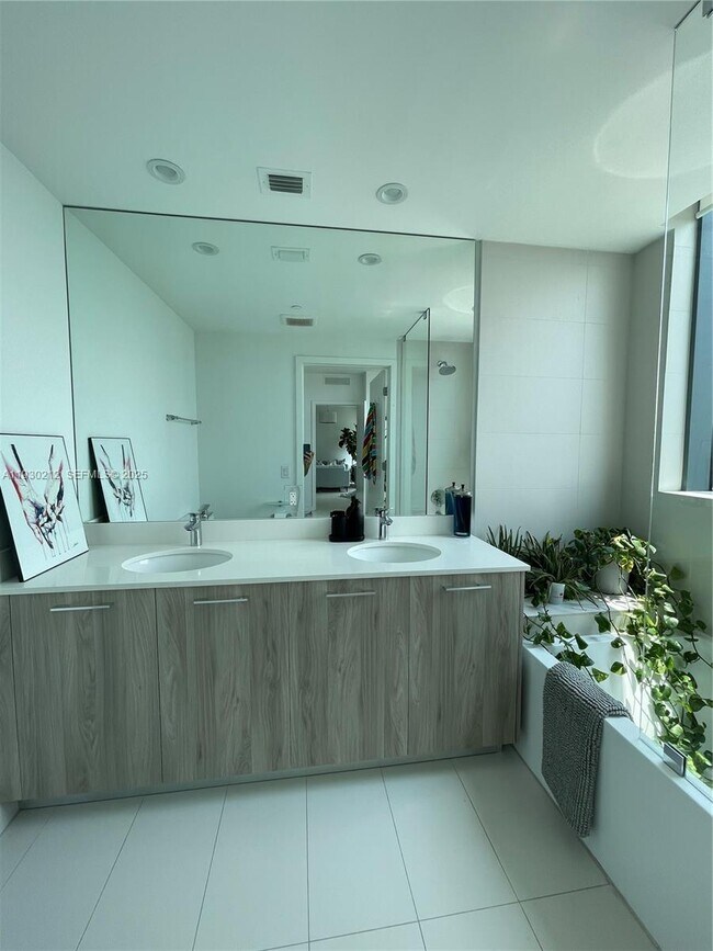 Building Photo - 501 NE 31st St