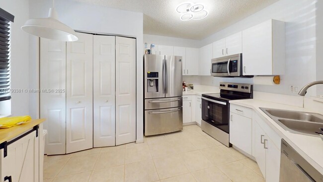 Building Photo - 4714 SW 13th Ct
