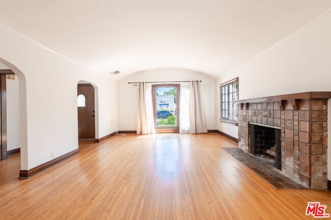 Building Photo - 319 S Orange Dr