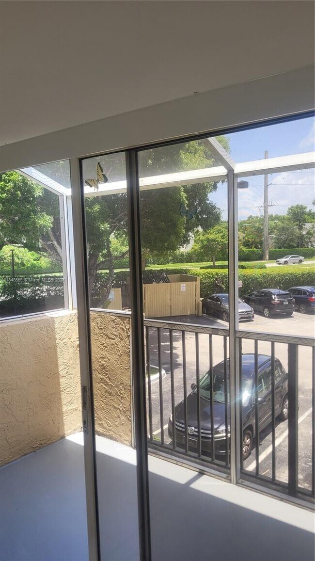 Building Photo - 660 Cypress Club Way