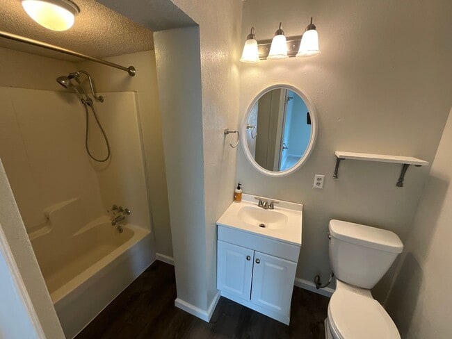 Building Photo - Spacious 3/2 Brick Home in Dogwood Heights with Fenced Back Yard