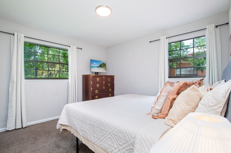 Building Photo - 2233 La Valle Dr