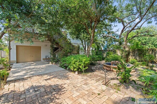 Building Photo - 813 N Shore Dr