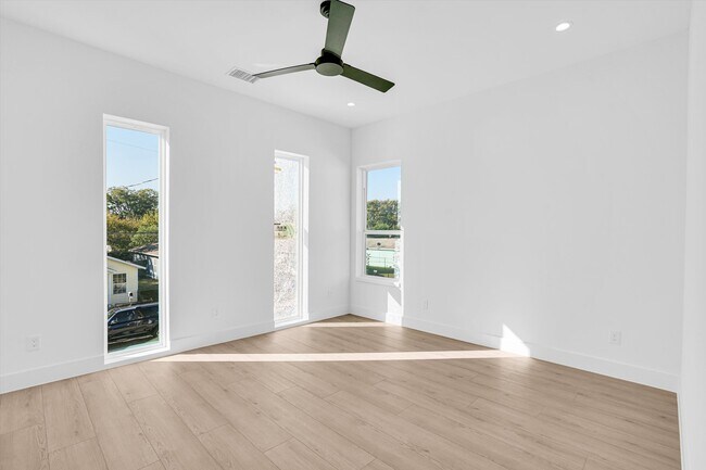 Building Photo - 1707 Nomas St